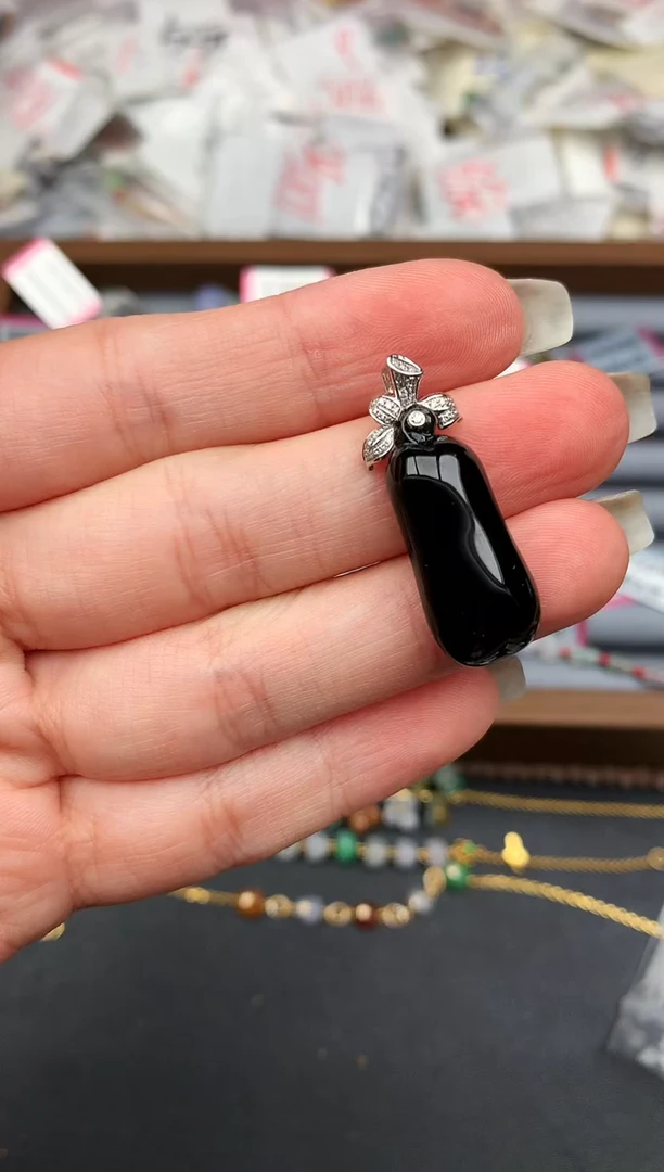 18K金镶嵌挂件翡翠—