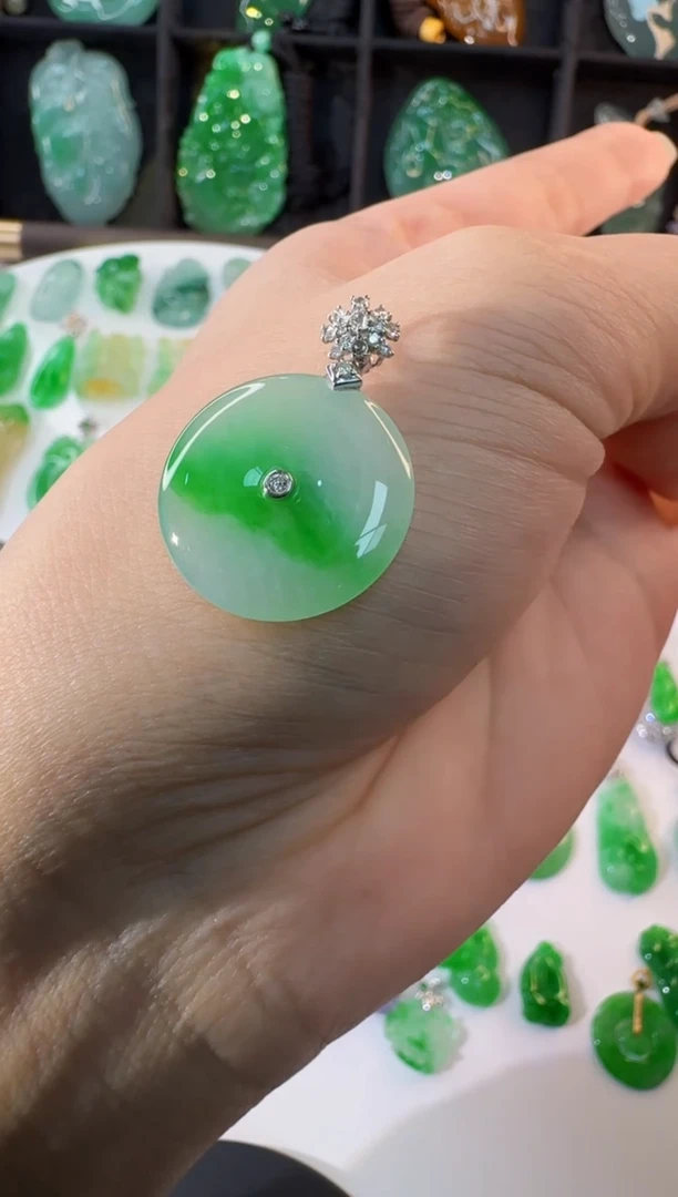 颈饰18K金镶嵌翡翠缅甸A货翡翠