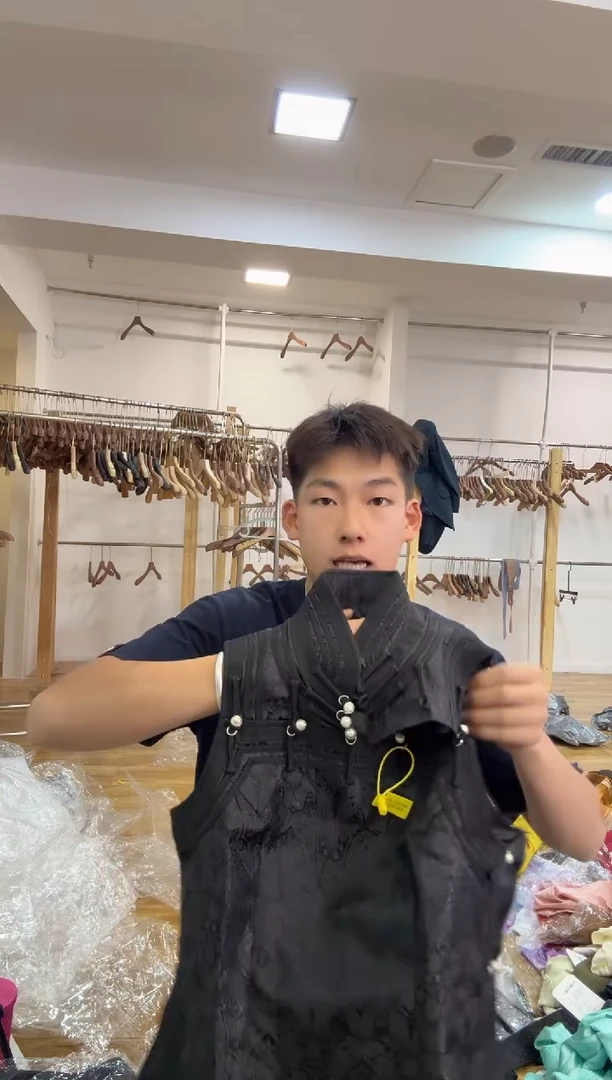 马甲 M  105斤以里