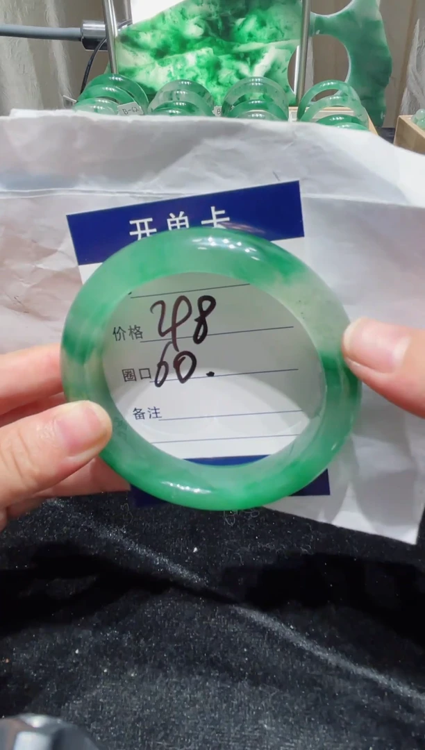 未镶嵌手镯石英质玉手镯