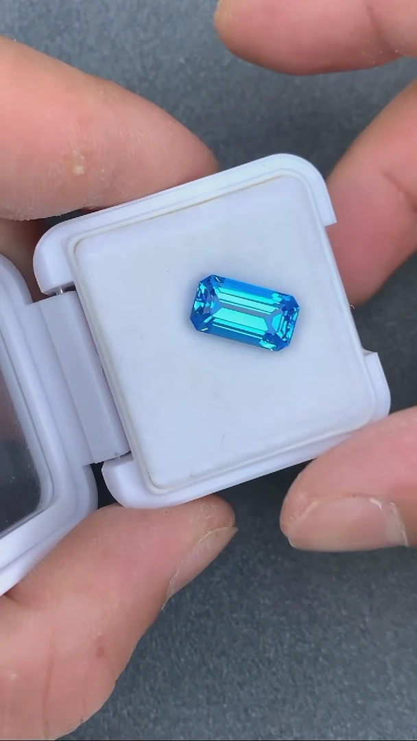 未镶嵌裸石托帕石6.41克拉