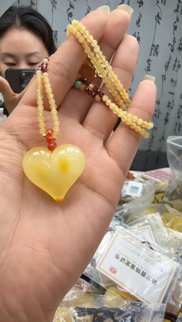 未镶嵌琥珀裸石如图