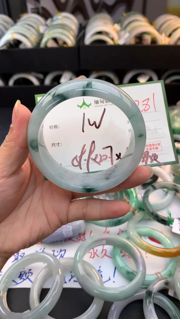 未镶嵌定制翡翠毛货需精细抛光+多人