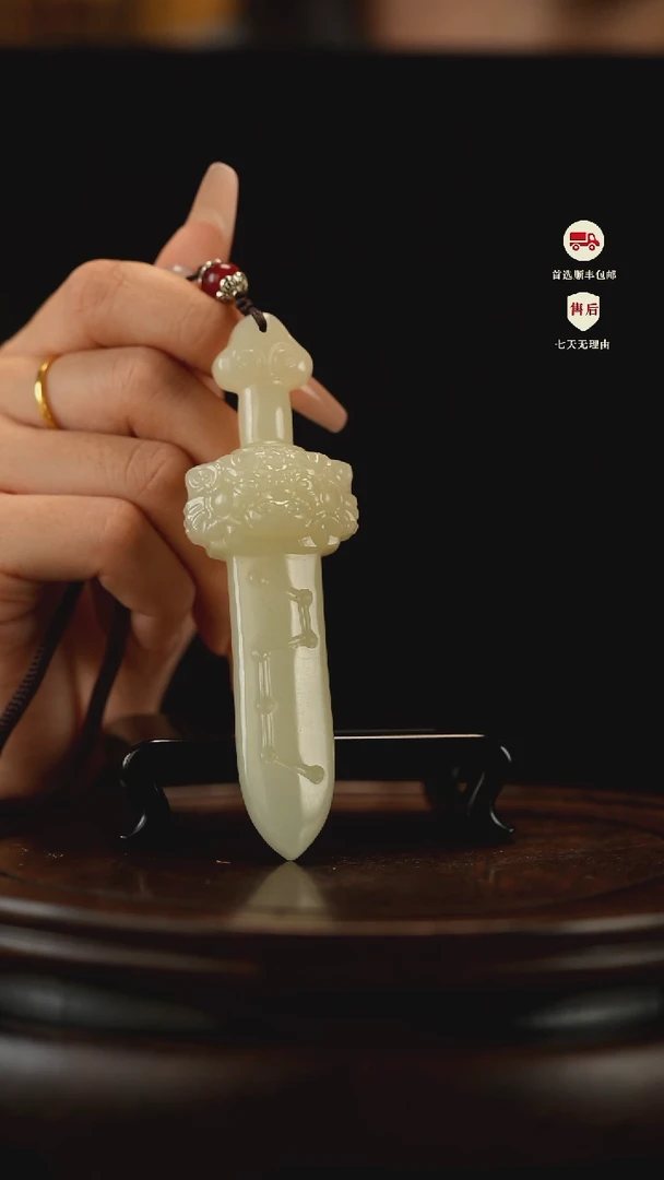 云南石竹叶青雕刻：七星剑雕刻手把件