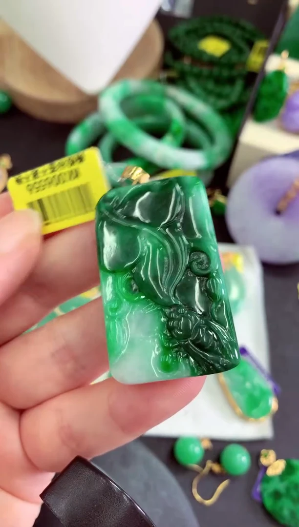 颈饰18K金镶嵌翡翠挂件