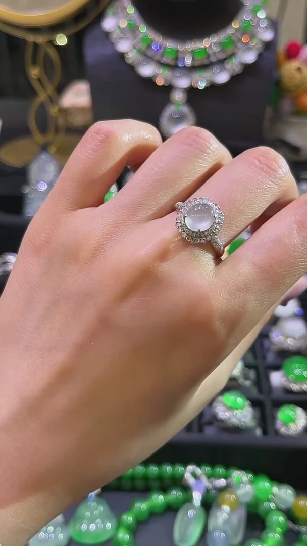 18K金镶嵌戒指翡翠戒指