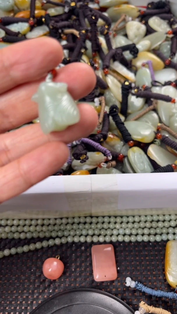 【闪购商品】和田玉颈饰未镶嵌多样性发货没有证书拍一发一有瑕