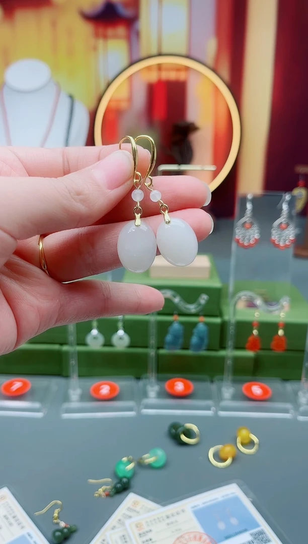 未镶嵌和田玉耳饰大蛋面白玉