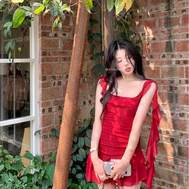 荒漠野玫瑰红色飘带荷叶边褶皱吊带裙方领性感连衣裙