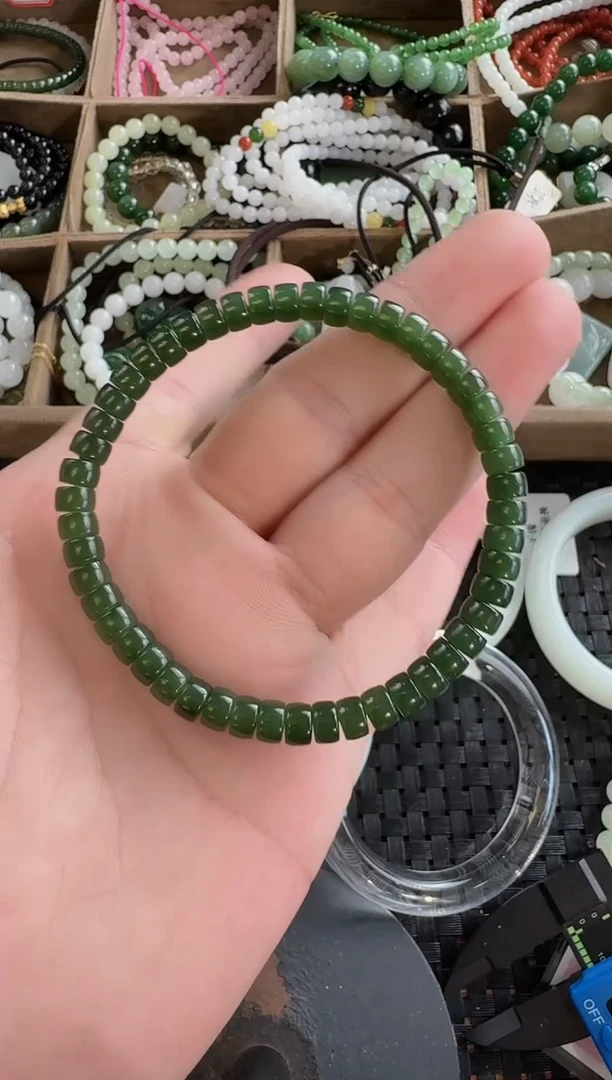 和田玉未镶嵌颈饰碧玉药片