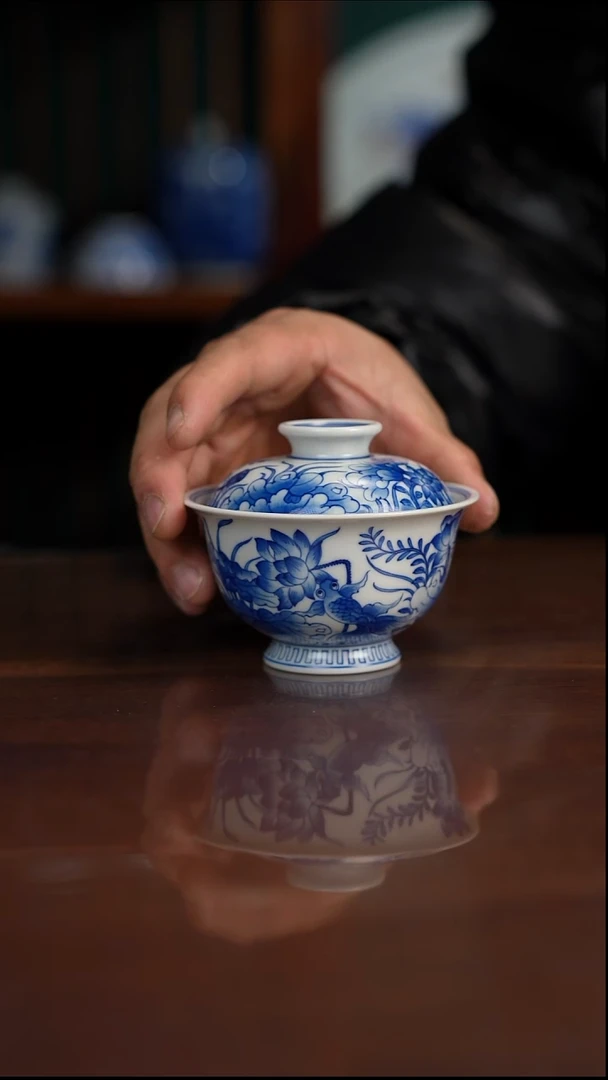 柴窑青花荷花盖碗