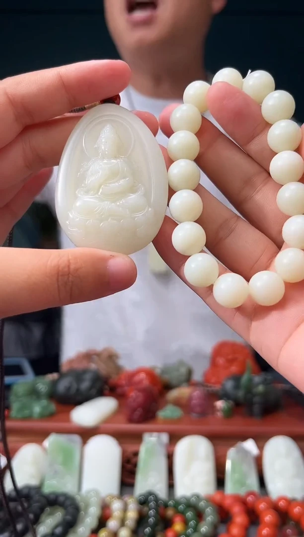 和田玉未镶嵌颈饰吊坠