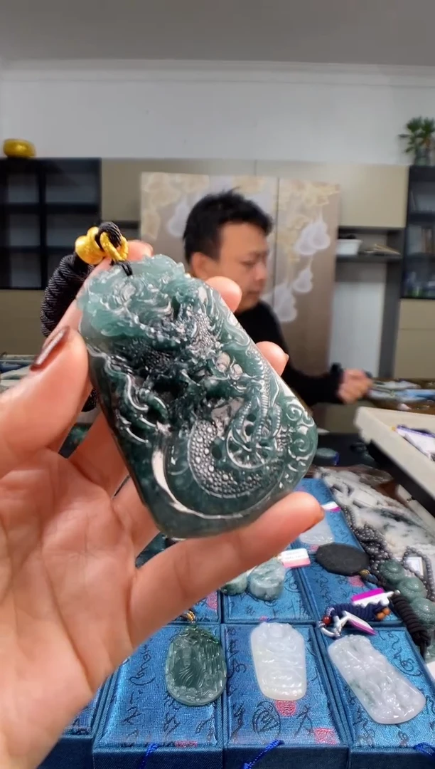 颈饰未镶嵌翡翠  多样性发其一