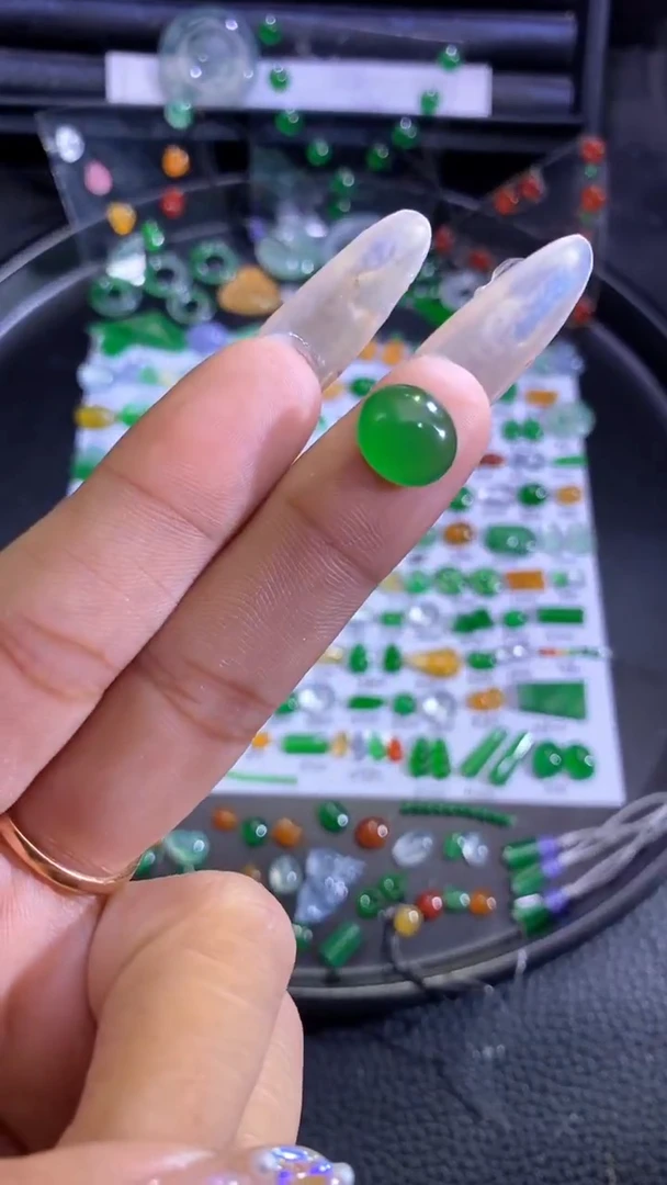未镶嵌挂件翡翠蛋面