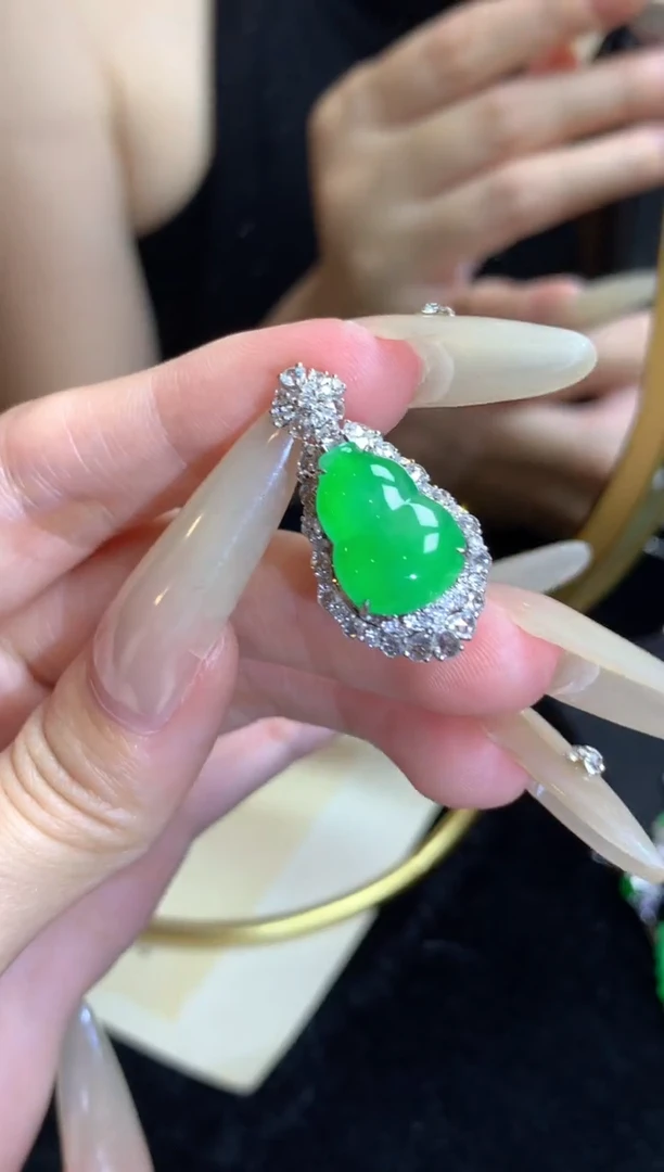 颈饰18K金镶嵌翡翠翡翠葫芦