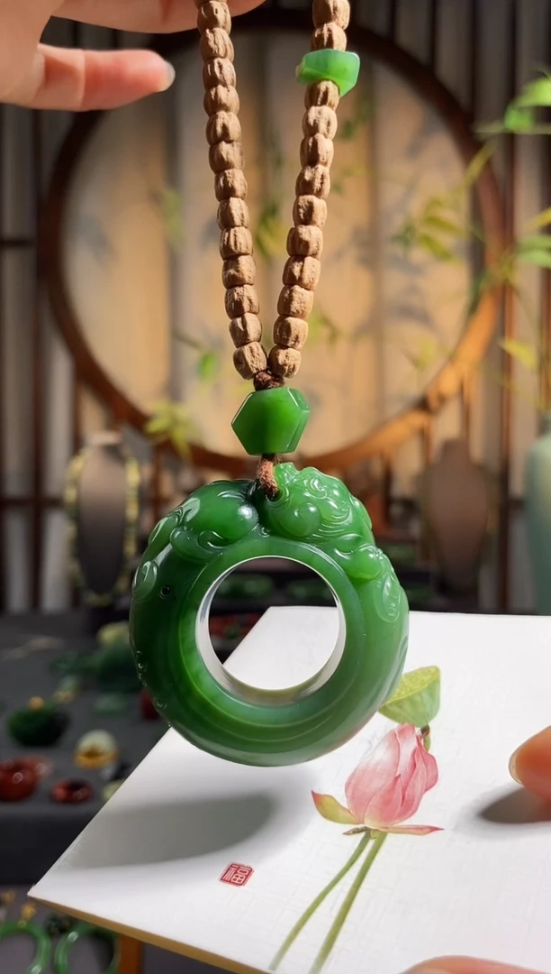 颈饰未镶嵌和田玉，瑞兽扳指，吊坠