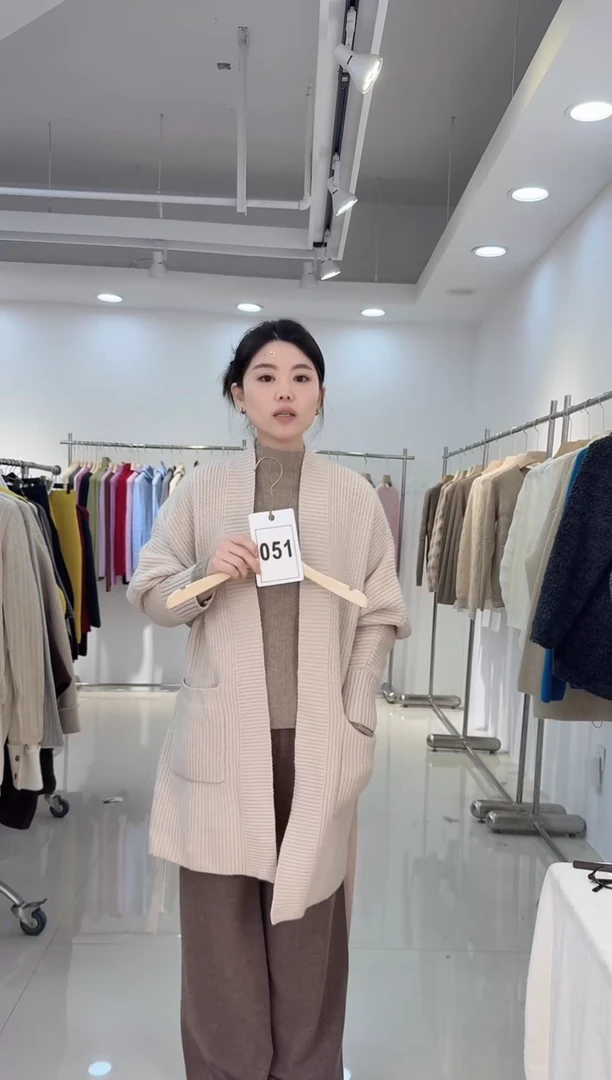 051.全羊毛开衫。到手149