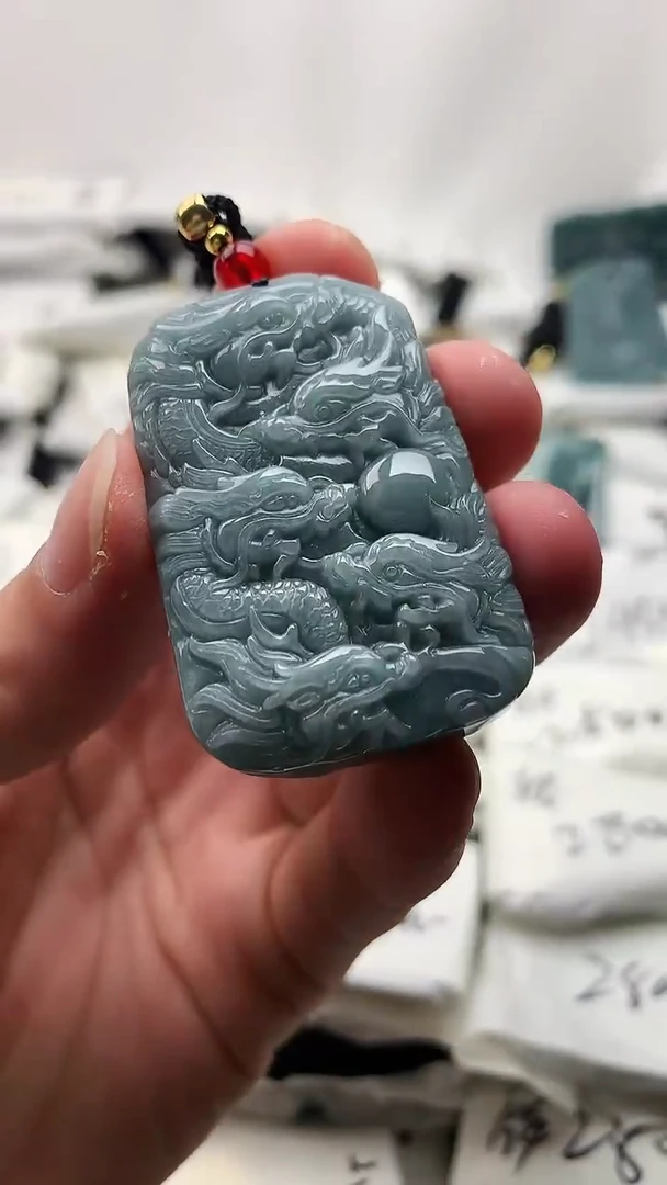 翡翠未镶嵌颈饰九龙牌