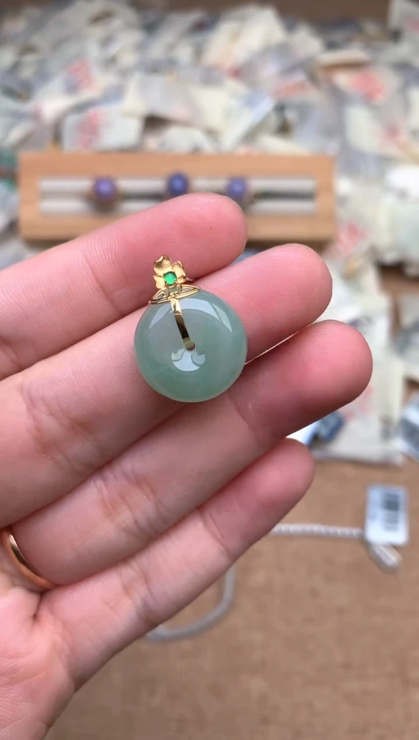 18K金镶嵌挂件翡翠一