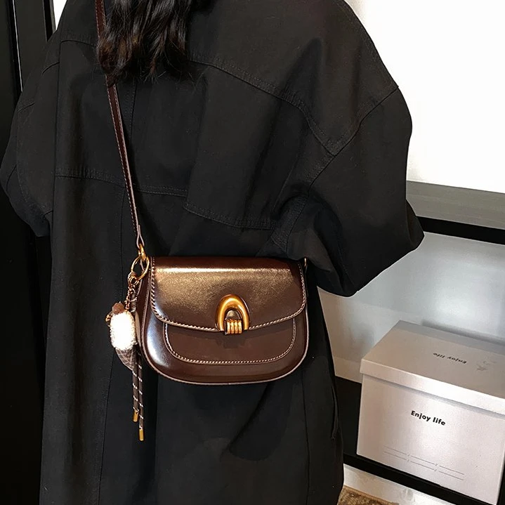 时尚休闲马鞍包女2025春夏新款复古简约百搭单肩包高级感潮流女包