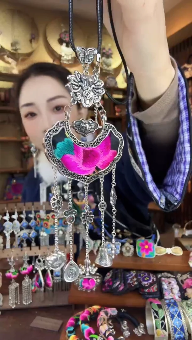 刺绣非遗刺绣民族风吊坠