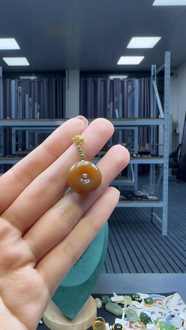18K金镶嵌和田玉挂件1