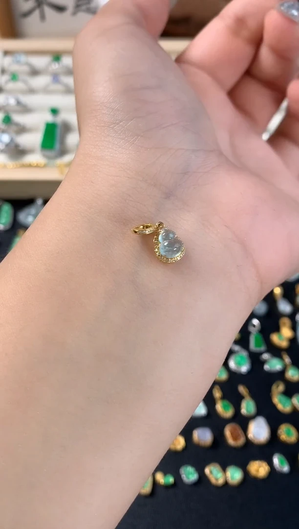 颈饰18K金镶嵌翡翠葫芦
