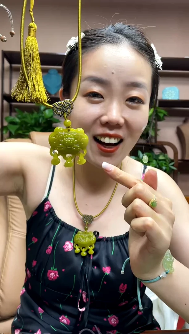 岫玉未镶嵌颈饰多样性发货发其中之一