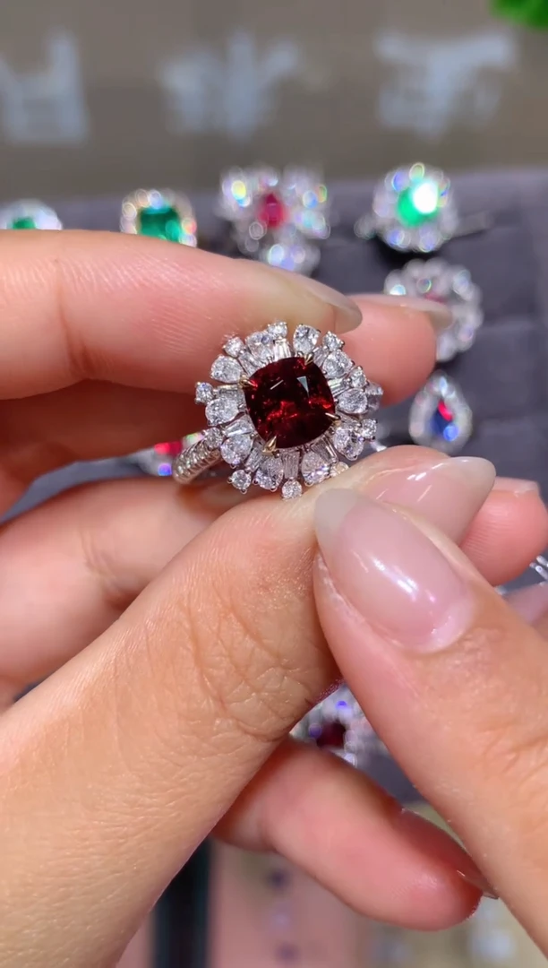 18K金镶嵌戒指尖晶石1.45CT