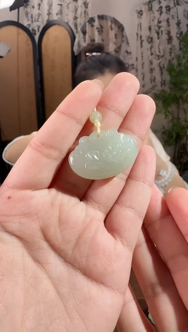 颈饰未镶嵌和田玉荷花锁