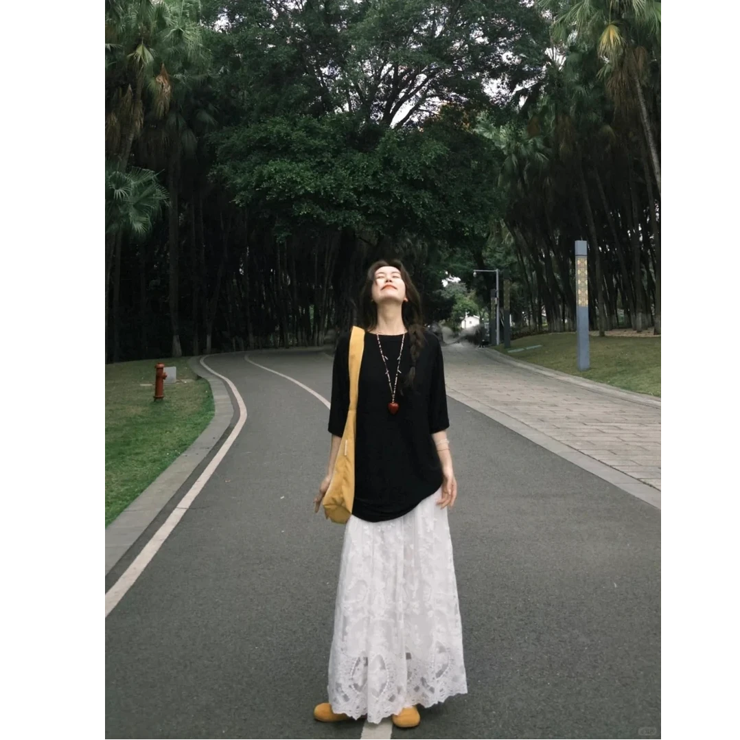 秋季温柔风搭配一整套装女韩系宽松黑色T恤白色蕾丝半身裙两件套