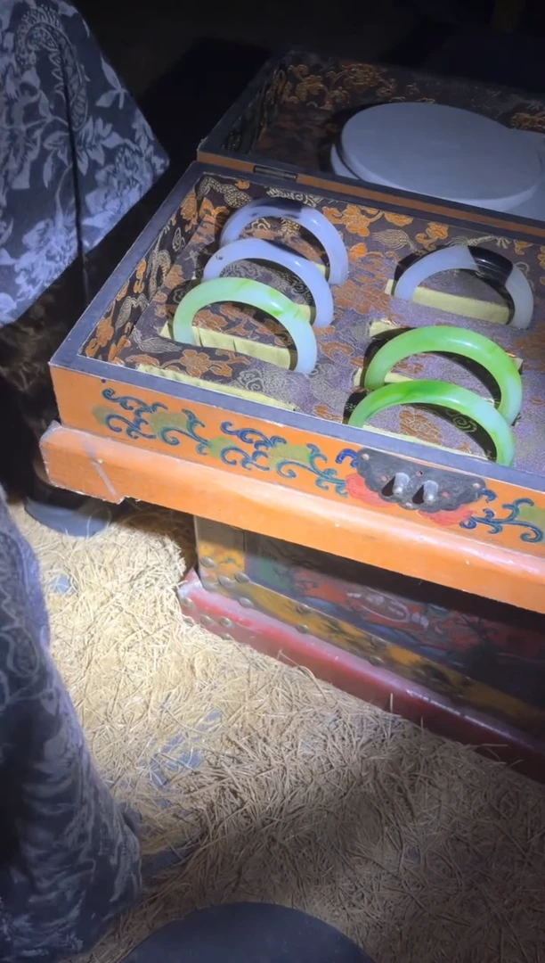 和田玉手镯未镶嵌一对墨玉一对飘绿