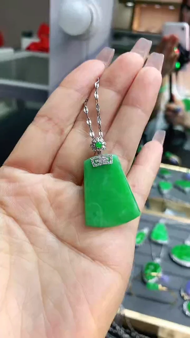 翡翠18K金镶嵌颈饰赠礼盒证书