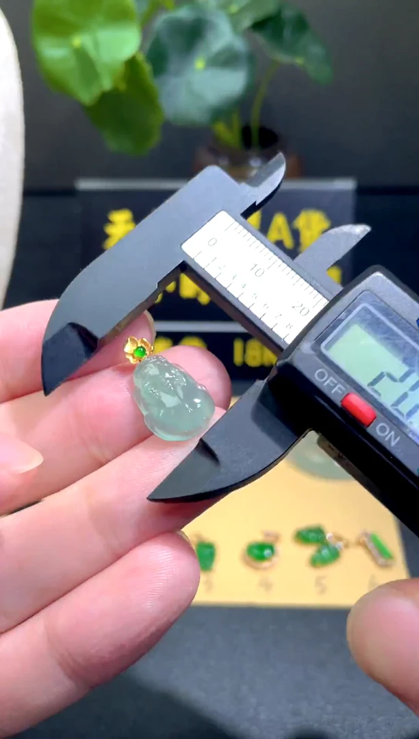 颈饰18K金镶嵌翡翠翡翠A货1