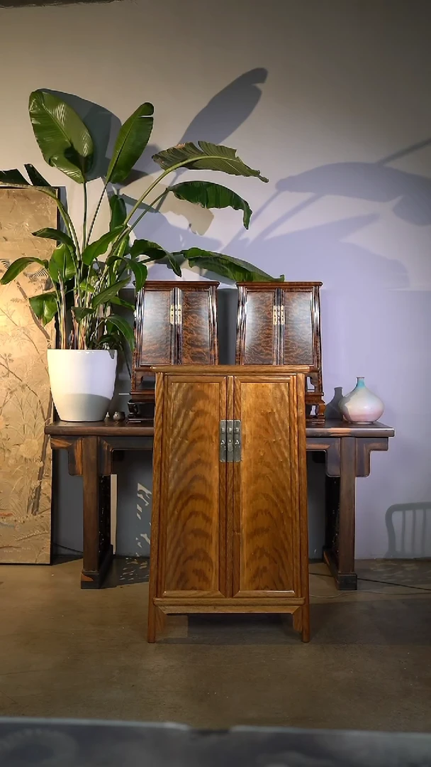 金丝楠老料独板满虎皮纹圆角柜