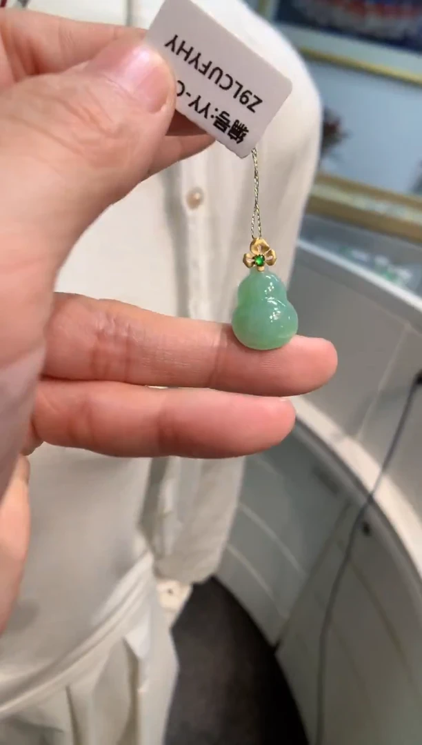 颈饰18K金镶嵌翡翠葫芦