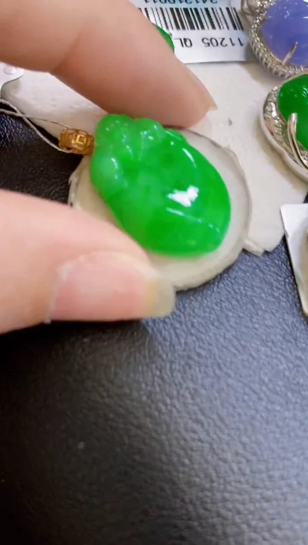 颈饰18K金镶嵌翡翠瓜