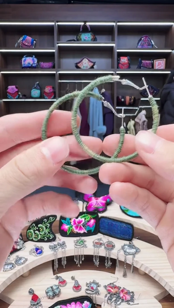 织绣72蒙阿苏苗绣传承店