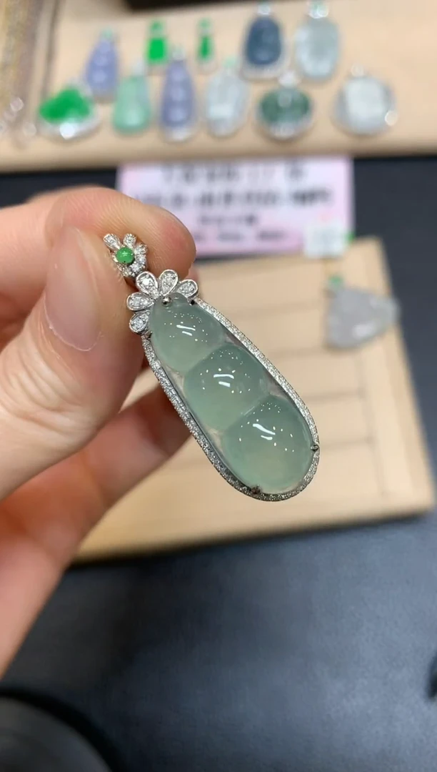 【闪购商品】翡翠颈饰18K金镶嵌福豆【无服务费