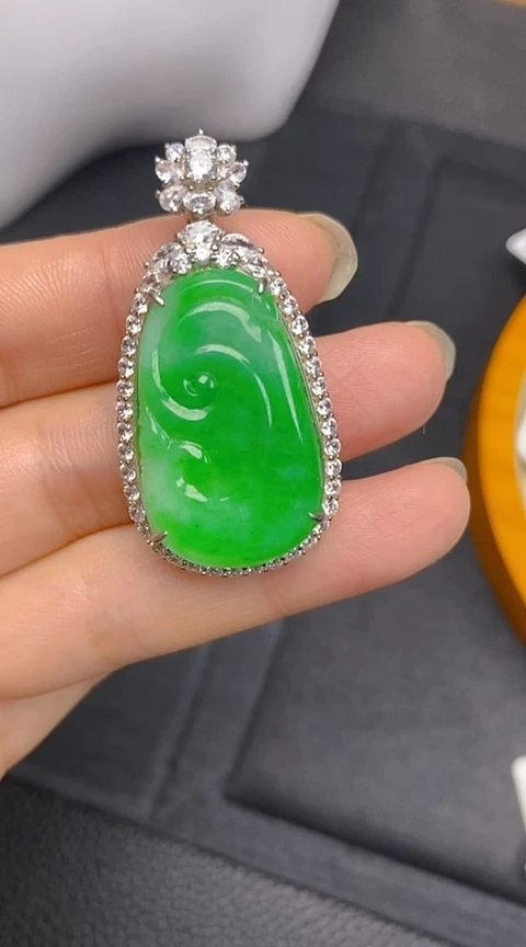 翡翠银S925镶嵌颈饰如意