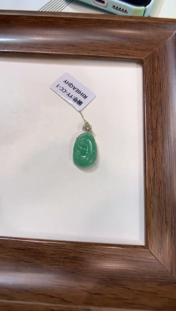 颈饰18K金镶嵌翡翠如意