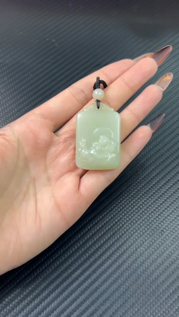 吊坠(赠链)未镶嵌和田玉迪克兰微色差j