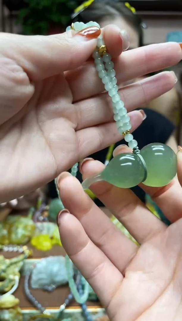 未镶嵌蛇纹石玉颈饰·