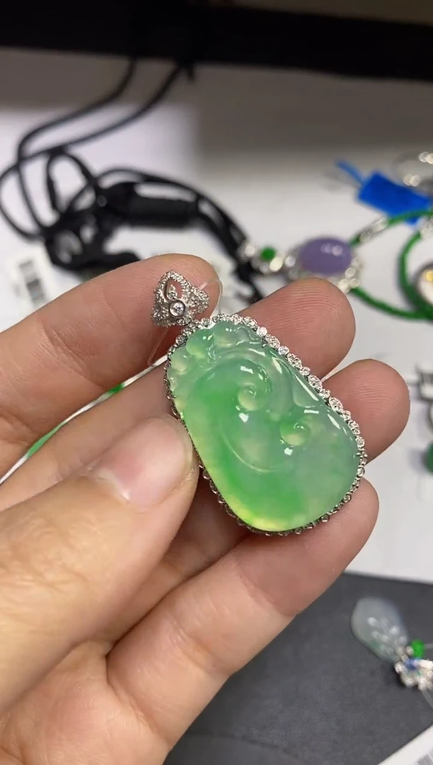 颈饰18K金镶嵌翡翠桃*颈饰 18K金镶嵌 翡翠