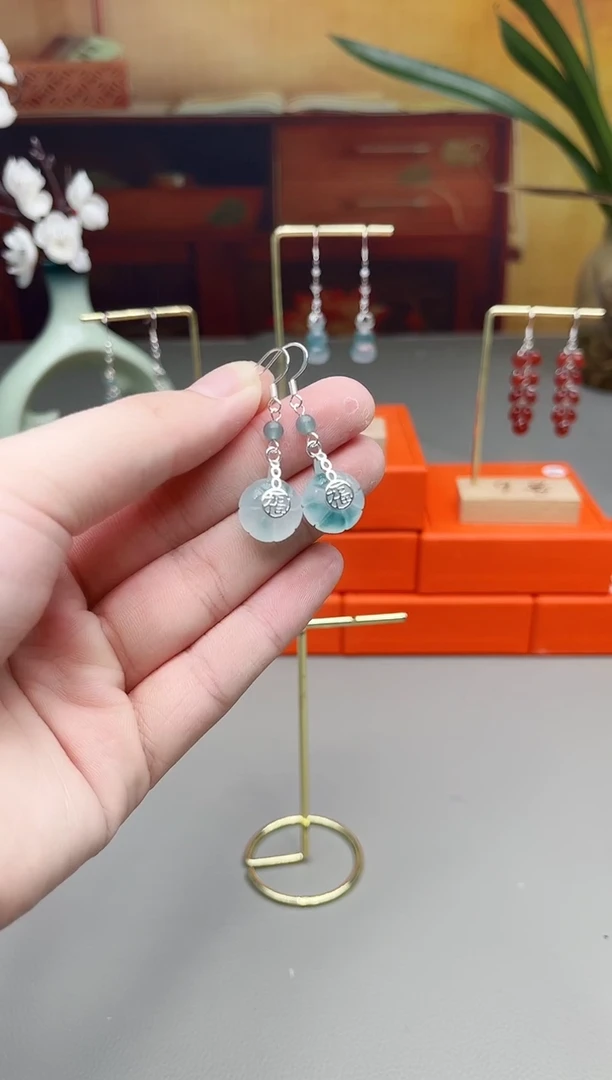 未镶嵌石英质玉（天山翠）耳钉飘花南瓜