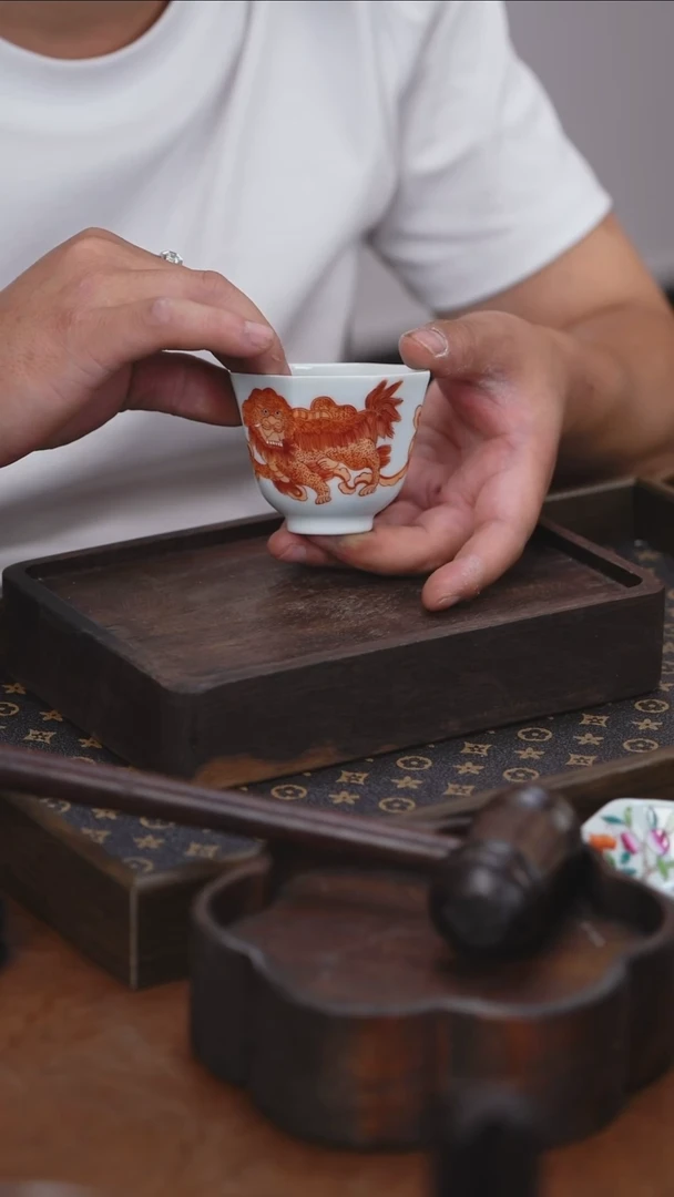 粉彩主人杯狮子杯