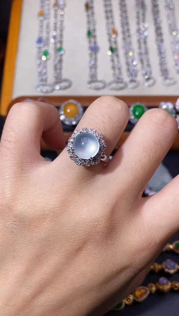 颈饰18K金镶嵌翡翠戒指