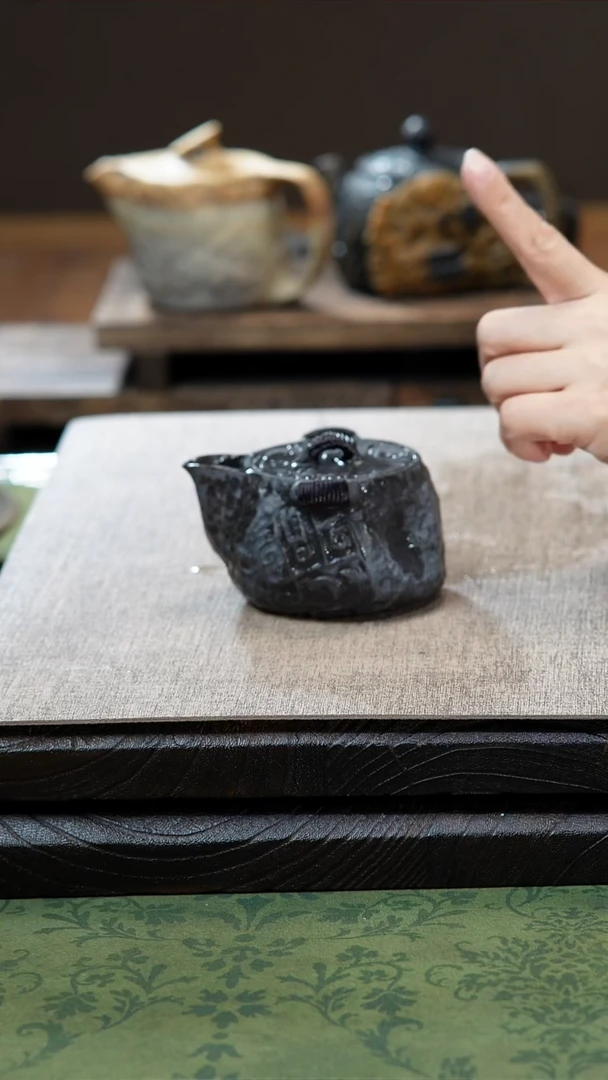 中式归玉堂冰碛岩重工雕刻饕餮宝瓶壶