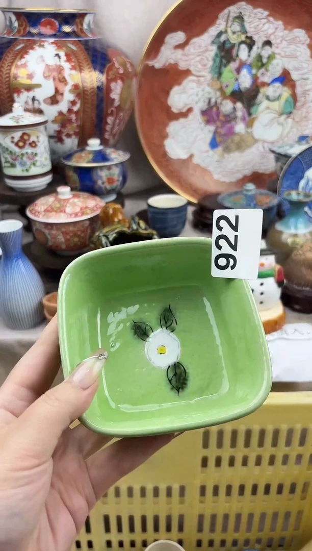 瓷器晓****)漂亮滴瓷器，默认微瑕。