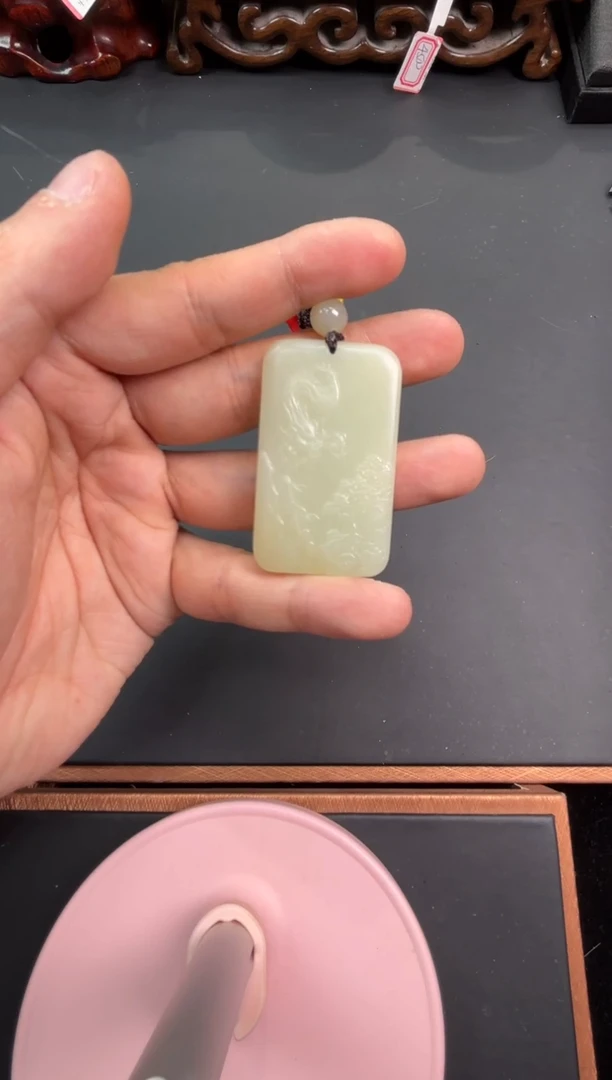 【闪购商品】和田玉吊坠(赠链)未镶嵌且末微色差迪克兰吊坠